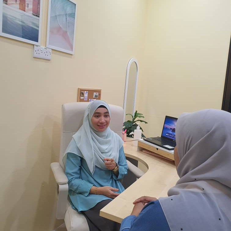 kaunselor wanita sedang melakukan kaunseling di klinik yara